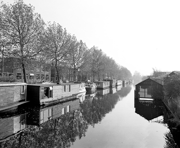 68194 Gezicht op de Oude Rijn te Utrecht, met woonboten, vanaf de Ouderijnbrug, uit het noorden; links de Billitonkade.
